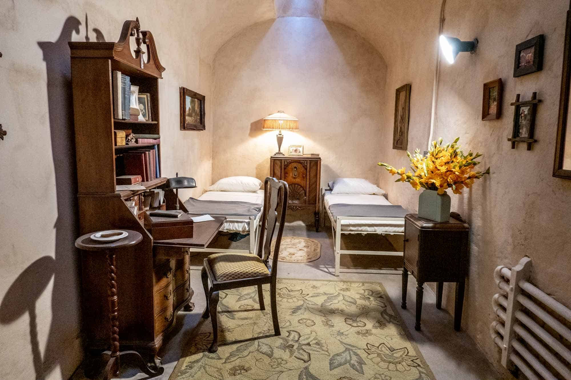 Furniture in fancy prison cell of Al Capone
