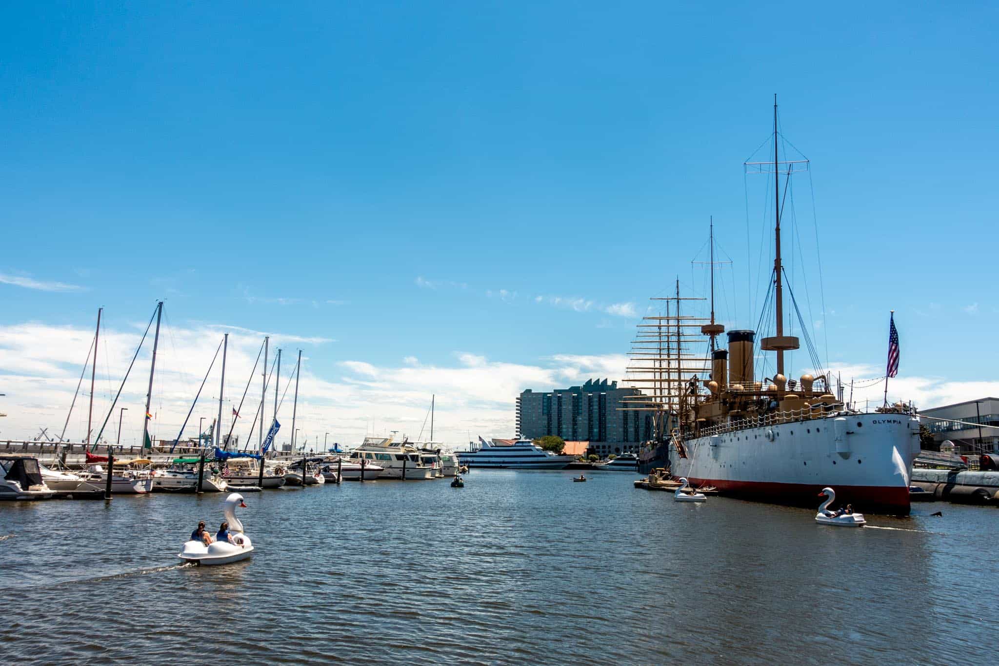 Boats and paddle boatser in the Delaware Riv